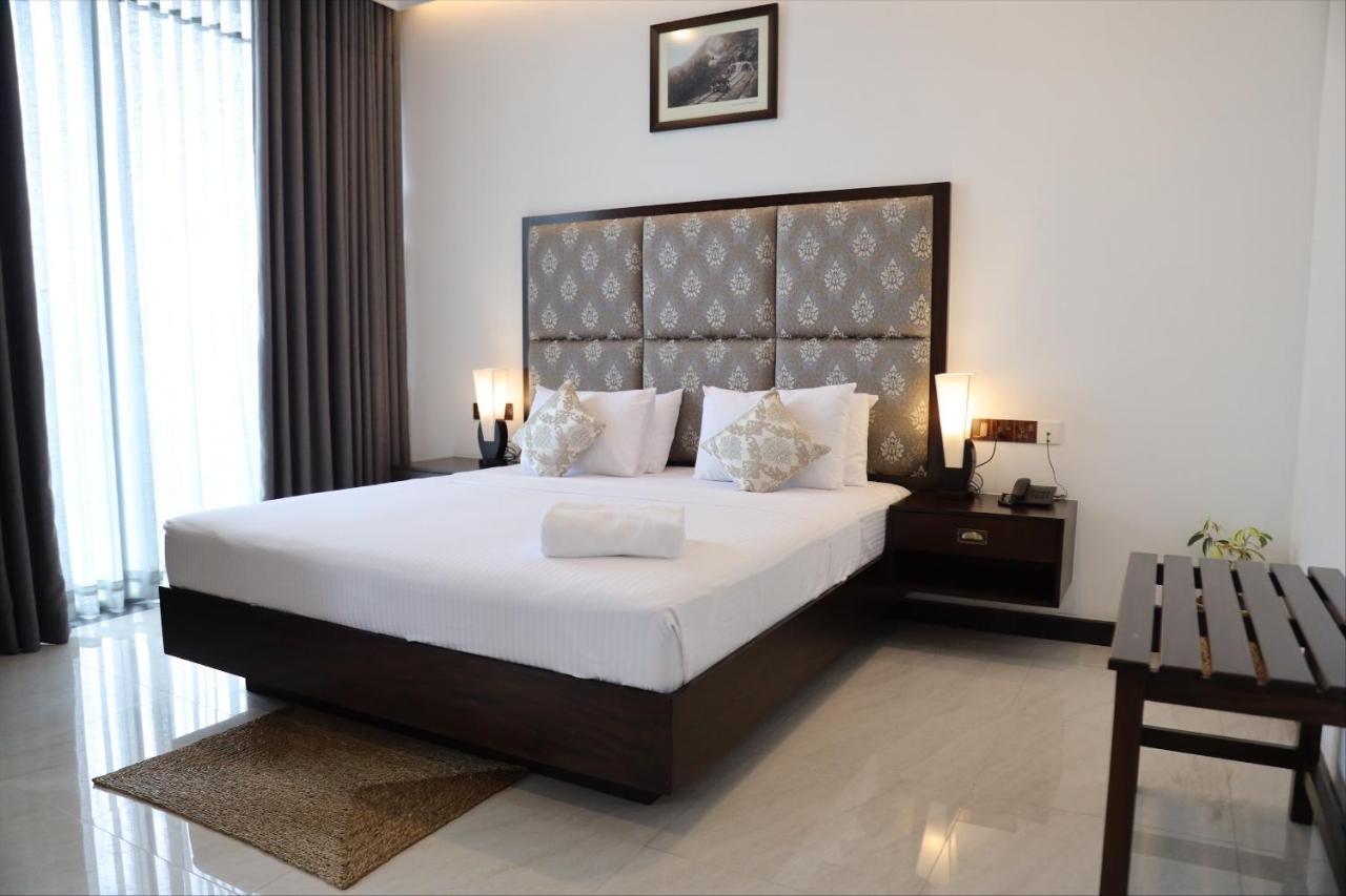 Riverbank Resort Гампола Экстерьер фото