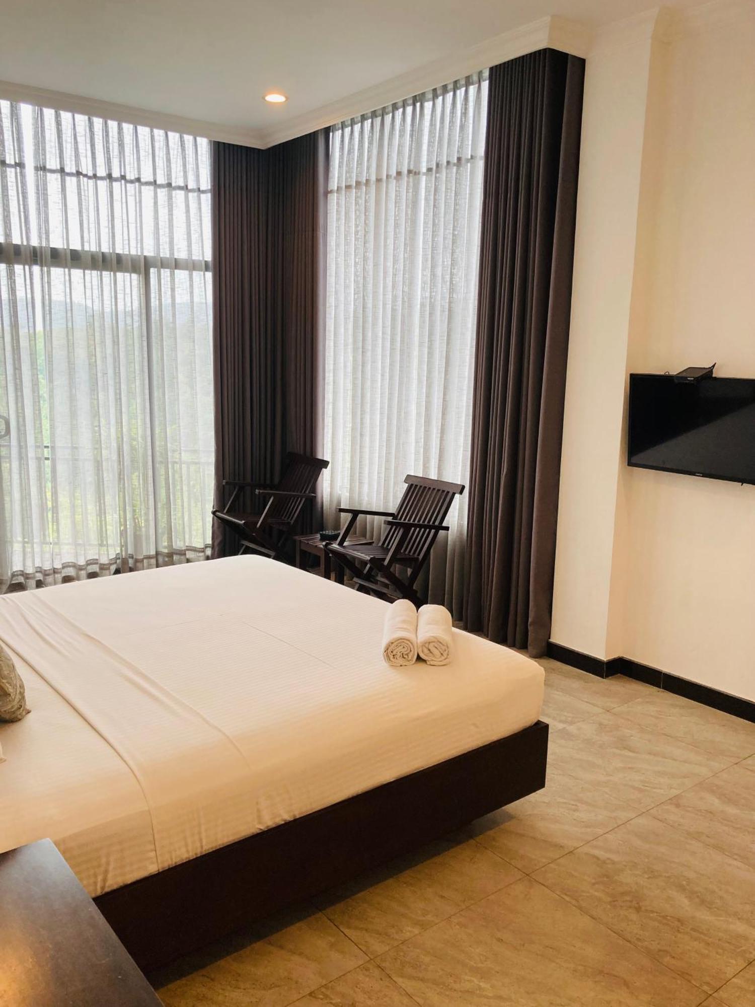 Riverbank Resort Гампола Экстерьер фото