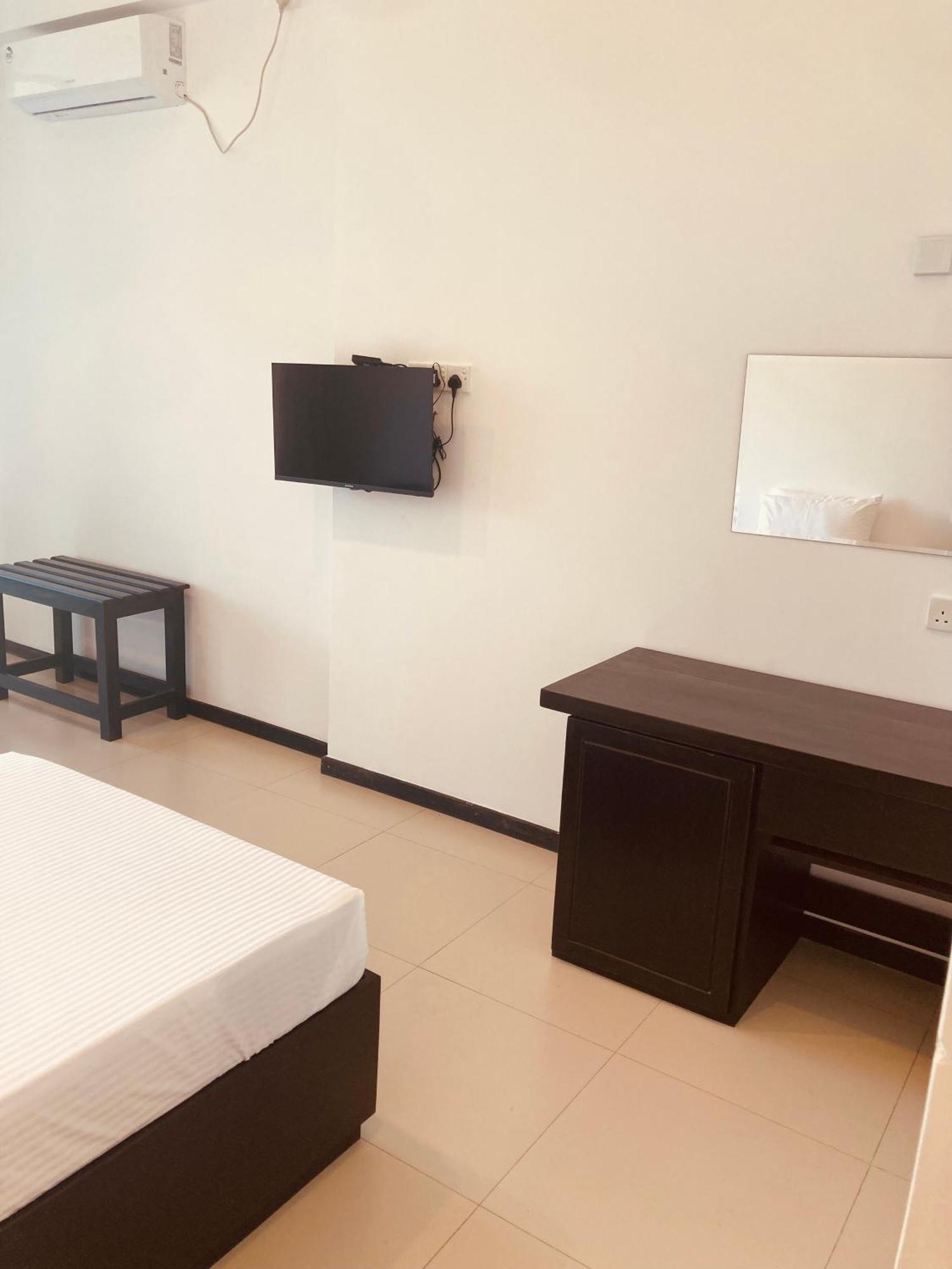 Riverbank Resort Гампола Экстерьер фото