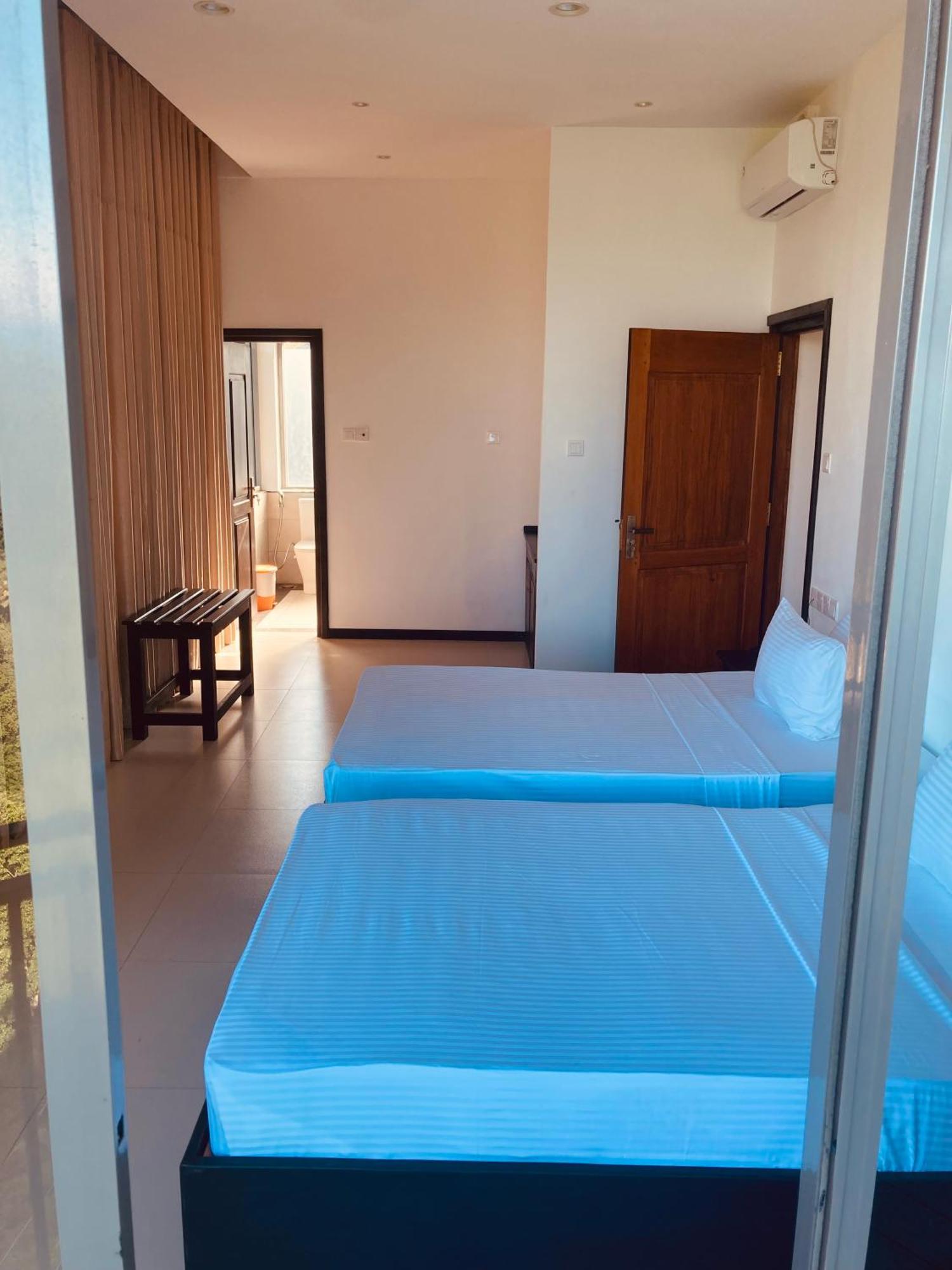 Riverbank Resort Гампола Экстерьер фото