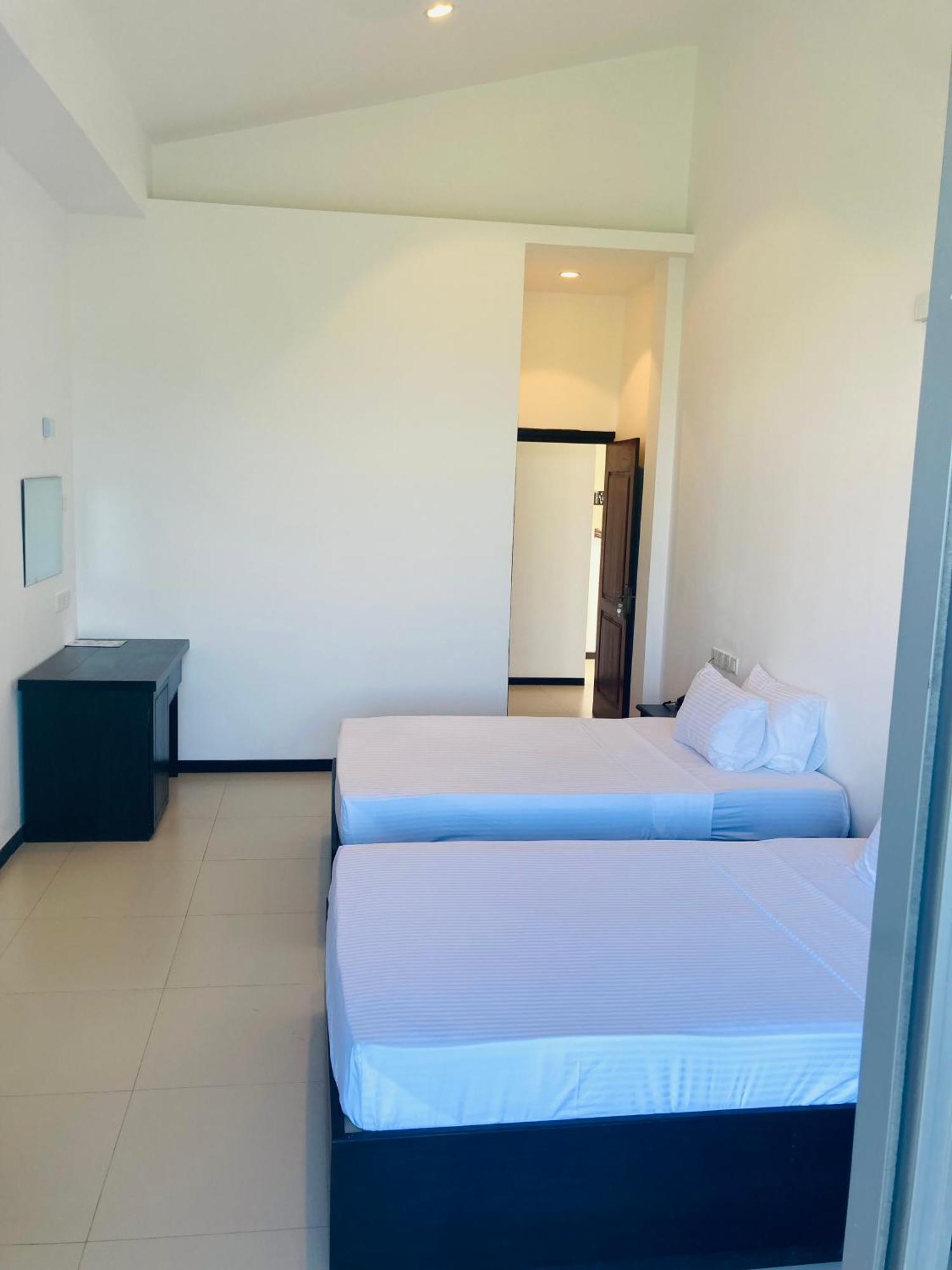 Riverbank Resort Гампола Экстерьер фото